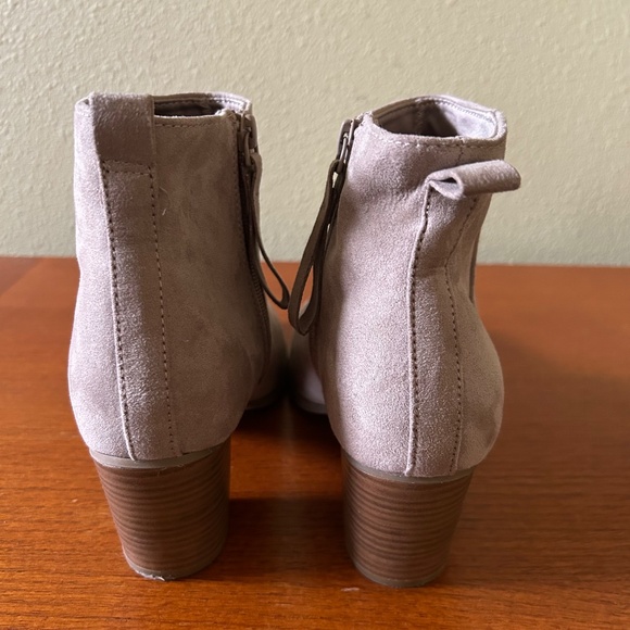 Old Navy Women's Boots Zipper Ankle Booties Gray Faux Suede, Sz 8 - Picture 2 of 7